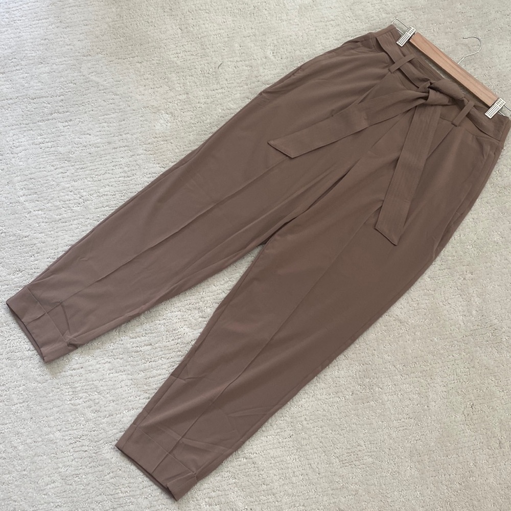 Athleta women’s pants. Attached belt. Like new. Size 10